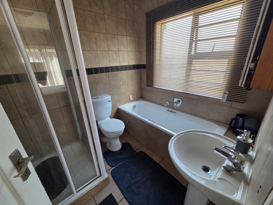 4 Bedroom Property for Sale in Langenhovenpark Free State